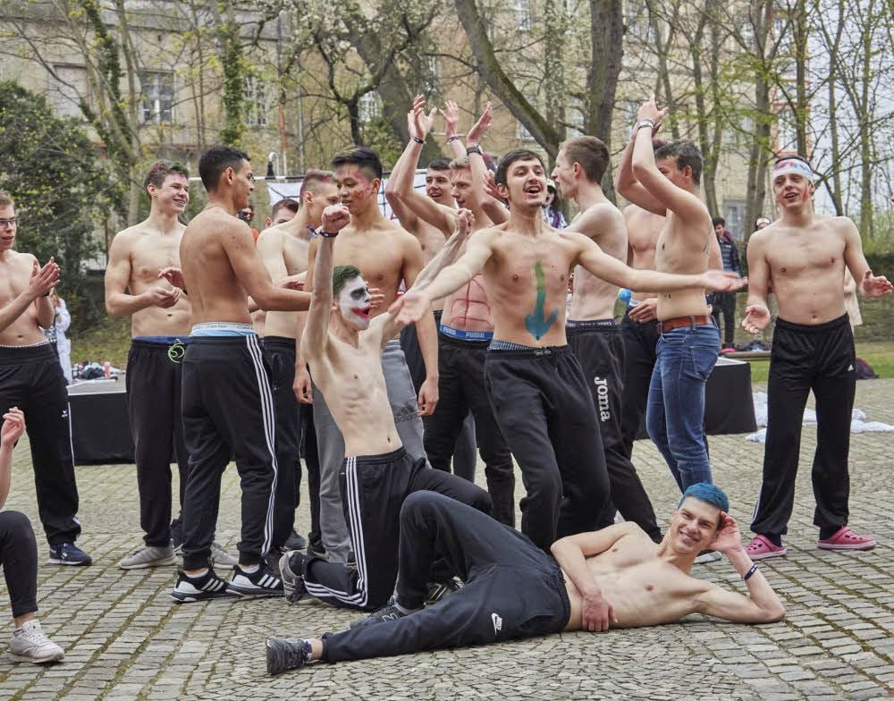 Die Schüler ließen sich auch von der kühlen Witterung nicht abschrecken und zogen ihr „Ding“ durch.