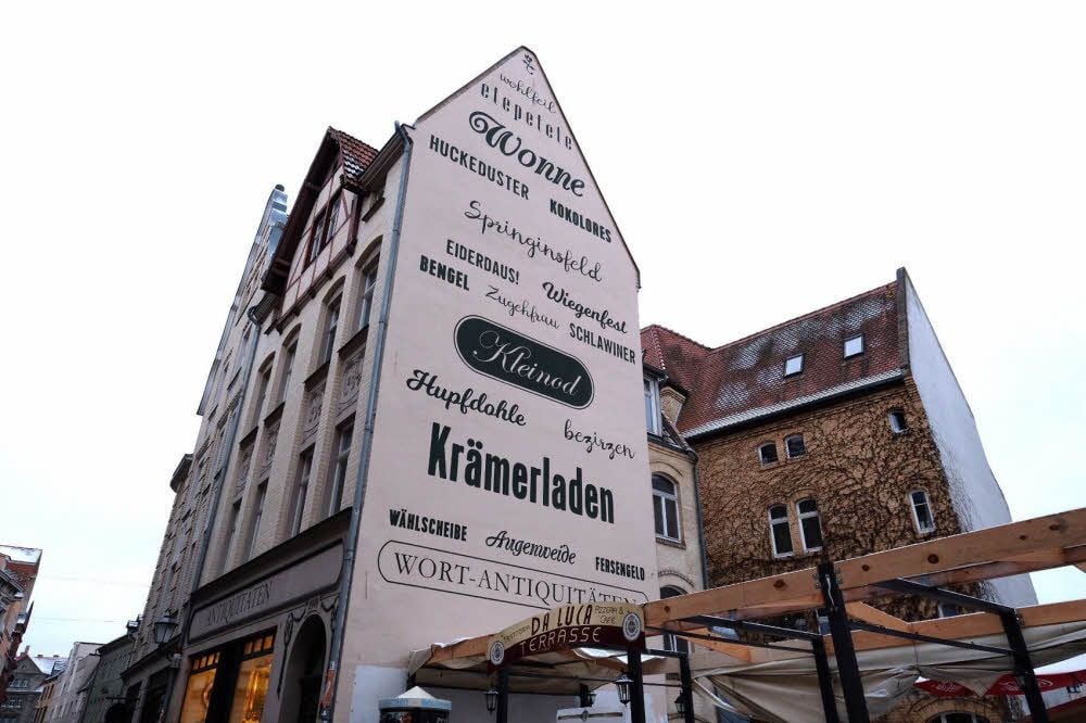 Hupfdohle, huckeduster, etepetete und Kokolores - diese und viele andere Wörter mehr geraten zunehmend in Vergessenheit. Damit dies nicht passiert, hat sich der Verein „Pro Halle“ etwas ganz Besonderes einfallen lassen. Eine Auswahl dieser „Wort-Antiquitäten“ ziert jetzt eine Giebelwand in der Kleinen Ulrichstraße - genau neben dem dortigen renommierten Antiquitätenladen.