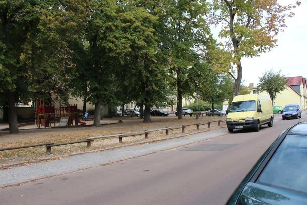 Im Hintergrund der Spielplatz in Köthen, an dem es zu dem tödlichen Streit kam.
