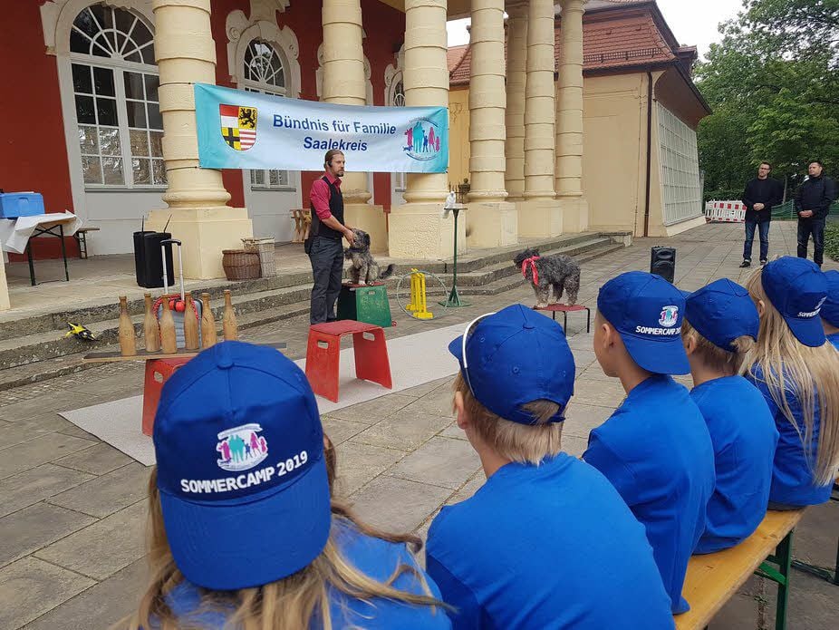 Eine Tiershow bildete den Auftakt des Sommercamps in Merseburg. Ausflüge ins Belantis oder den Zoo Leipzig werden noch folgen.