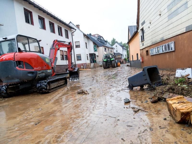 Eine Ortschaft steht nach einem starken Gewitter unter Wasser. Foto: Jan Eifert