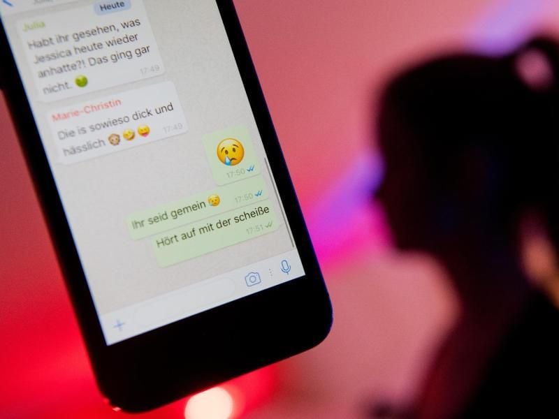 Wenn falsche Behauptungen oder Beleidigungen über einen Menschen bei Messengern wie WhatsApp verbreitet werden, sprechen Fachleute von Cybermobbing. Foto: Julian Stratenschulte/Symbolbild
