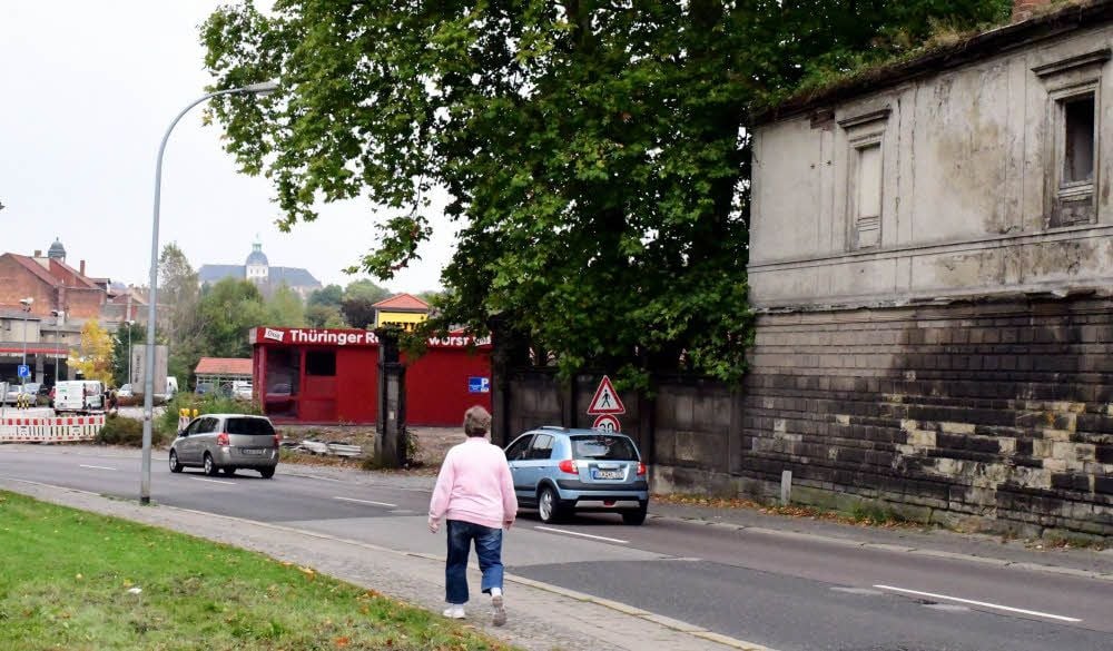 Das rote Grillhäuschen an der Naumburger Straße steht schon. Investor Henryk Frühauf wäre auch bereit, das Gebäude nebenan zu sanieren.