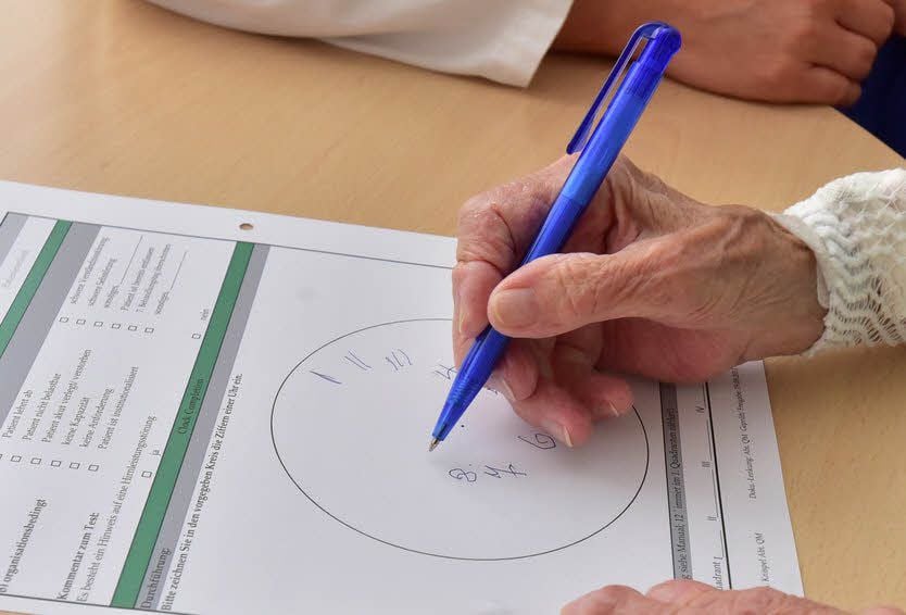 In der Weißenfelser Klinik findet unter anderem auch ein Test statt, um herauszufinden, ob derjenige an Demenz erkrankt ist. Hier muss zum Beispiel ein Patient die Zahlen der Uhr aufschreiben.