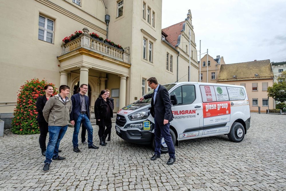 Mit einer kleinen Taufe wird der Bürgerbus in Betrieb genommen.