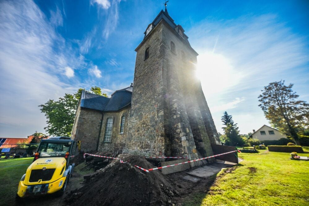Die Kirche Krumpa muss trockengelegt werden. Dafür haben die Arbeiten begonnen.
