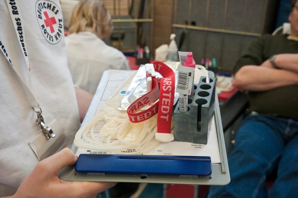 Alles, was nötig ist für die Blutspende: Blutbeutel, Fragebogen und Teströhrchen.