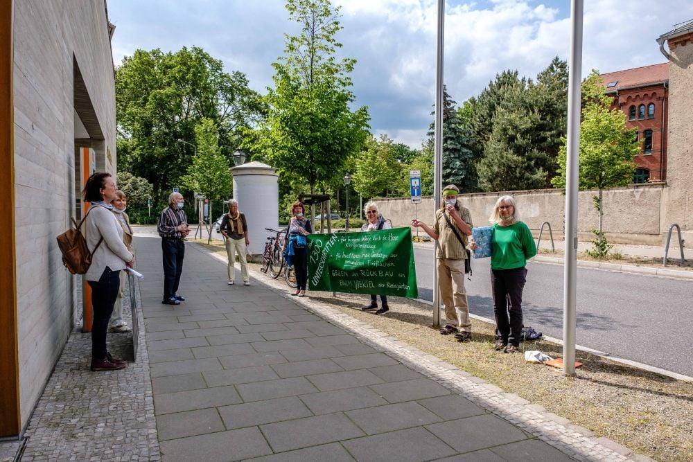 Kleingärtner aus der Anlage „Am Stadtgraben“ demonstrierten vor dem Stadthaus.