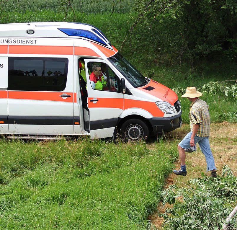 Im Krankenwagen wurde der Verletzte zunächst versorgt.