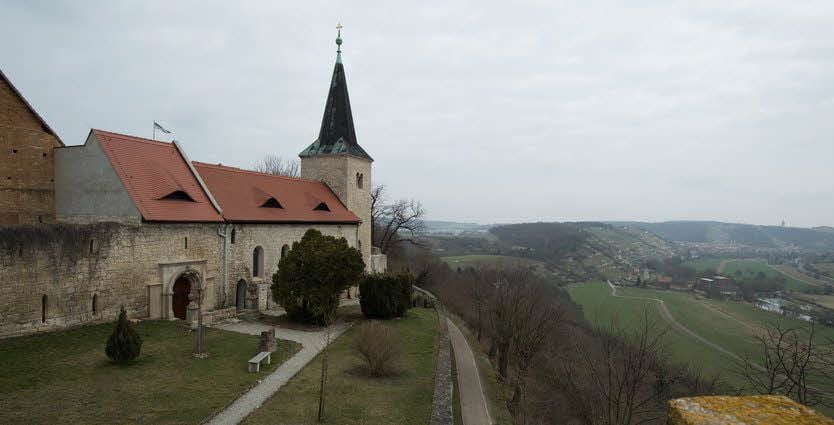 Die rekonstruierte Klosterkirche in Zscheiplitz nebst Panorama-Blick in das Unstruttal und die nahe gelegene Stadt Freyburg.