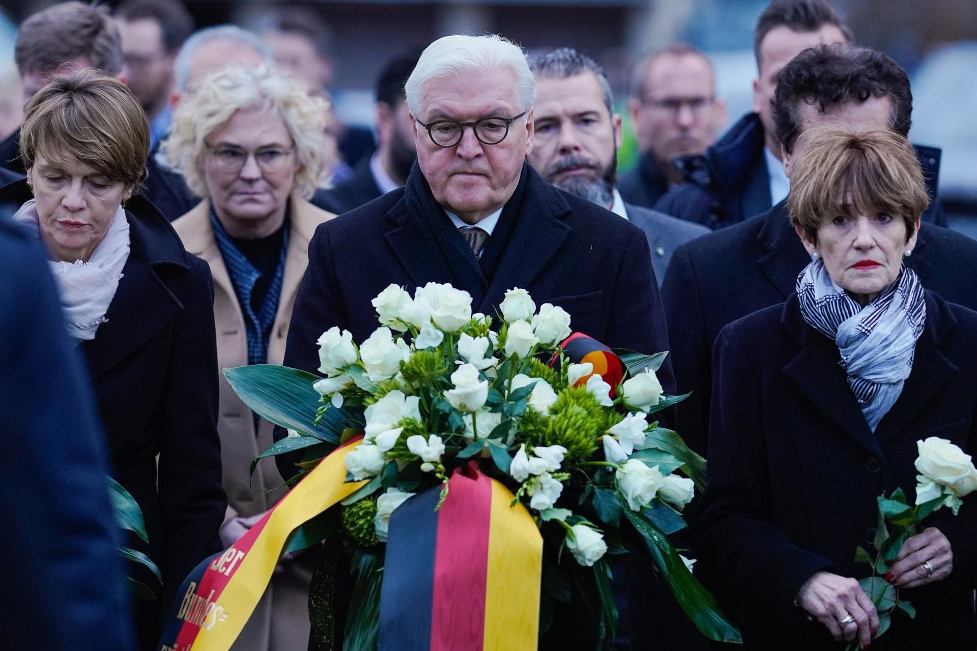 Bundespräsident Frank-Walter Steinmeier hat einen Trauerkranz für die Opfer von Hanau niedergelegt. Am Mittwoch findet der offizielle Trauerakt statt.