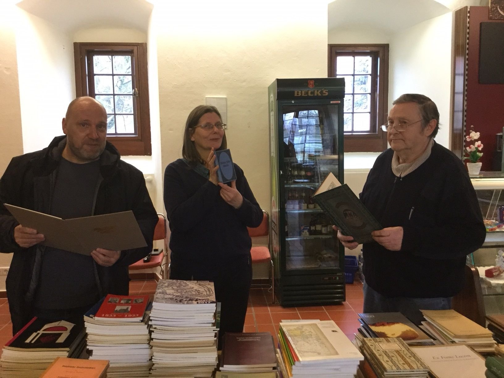 Hans-Joachim Mellies (rechts) sichtet die Sammlung mit Karin Weigt und Ralf Schüler.
