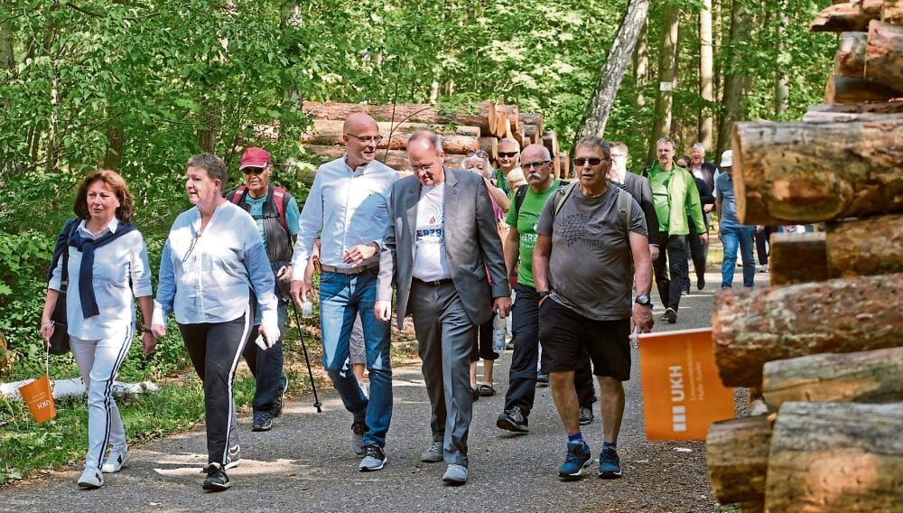 Der Verein „Herzblut“ war im vergangenen Jahr mit Patienten und Unterstützern in Halle in den Dölauer Heide wandern.