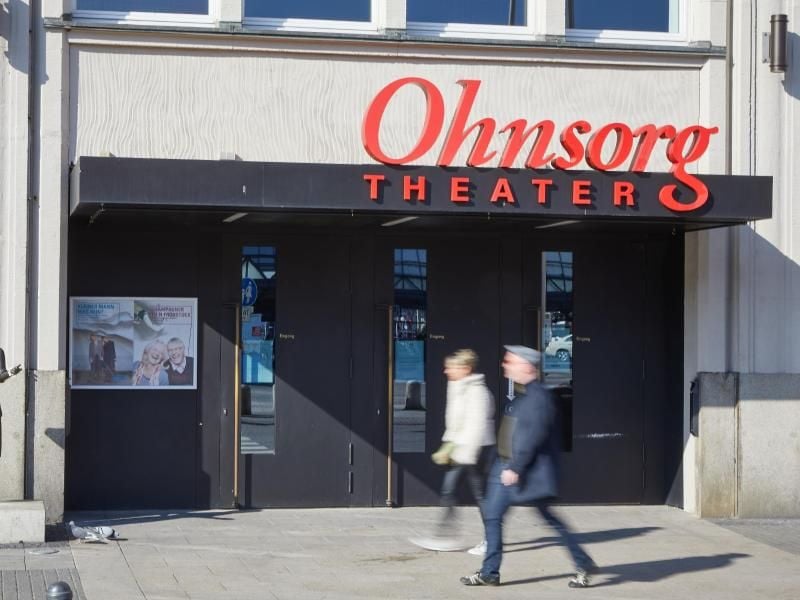 Passanten gehen am Eingang des Ohnsorg Theaters vorbei. Foto: Georg Wendt/dpa/Archivbild