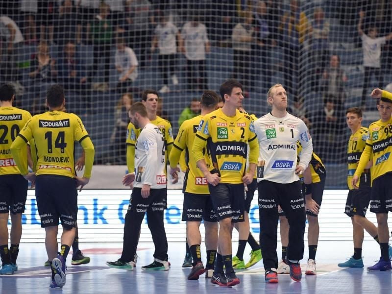 Spieler von den Rhein-Neckar Löwen stehen nach der 27:30-Niederlage bei HBC Nantes auf dem Platz. Foto: Ina Fassbender/dpa