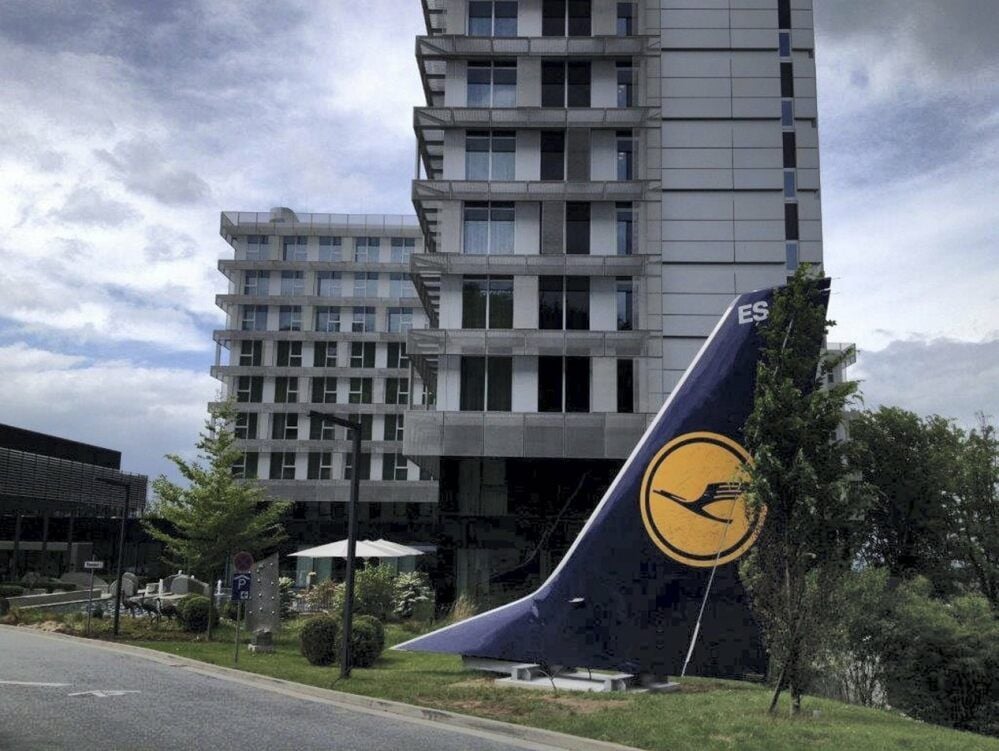 Das Leitwerk der alten „Köthen“ wurde vor dem Lufthansacenter im hessischen Seeheim aufgestellt. Nach dem „Rebranding“ der Marke wurden allerdings die Farben geändert.