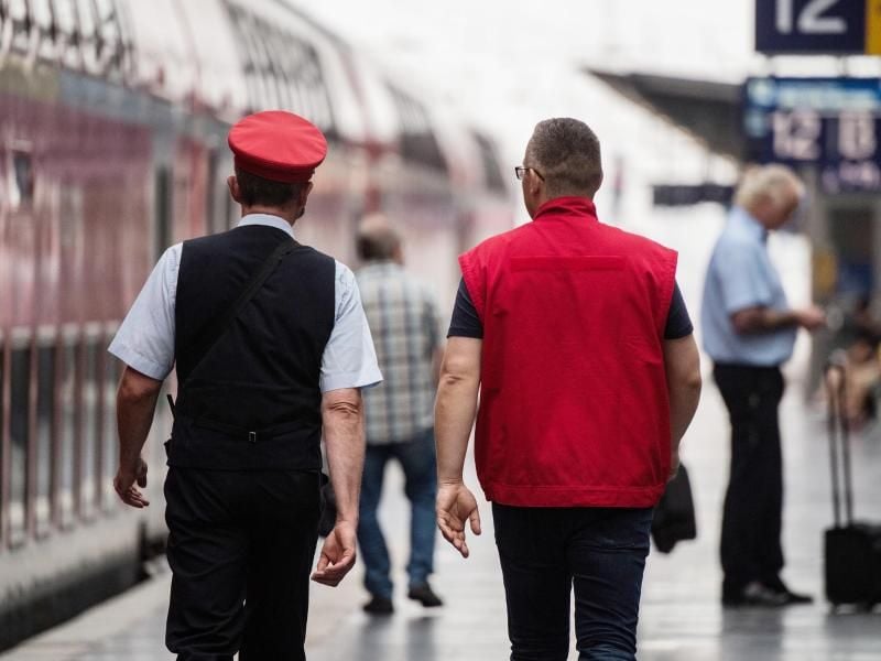Servicemitarbeiter der Deutschen Bahn im Hauptbahnhof von Frankfurt am Main. Foto: Andreas Arnold