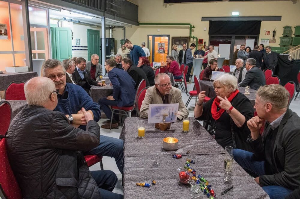 Linke-Kreistagsfraktionschefin Christine Krößmann kommt mit Gästen ins Gespräch, so mit dem früheren Chef der Linke-Landtagsfraktion, Swen Knöchel (r.).