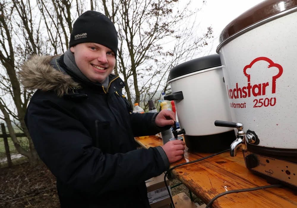 Glühwein und Kinderpunsch gab es bei Mitarbeiter Julian Azeroth .