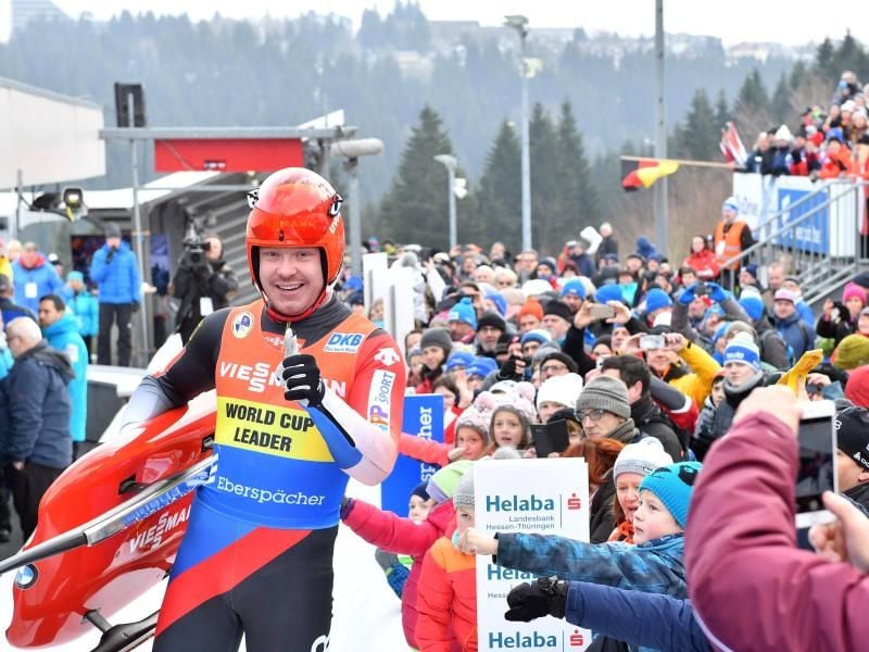 Felix Loch wird nach seinem Sieg in Oberhof von den Fans gefeiert. Foto: Martin Schutt