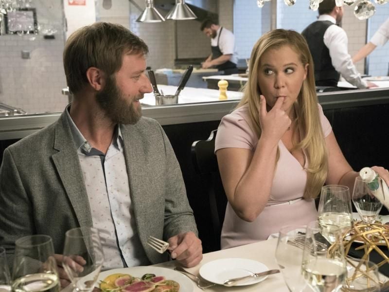 Rory Scovel als Ethan und Amy Schumer als Renee Bennett - Renee ist plötzlich mega glücklich trotz der paar Pfunde mehr. Foto: Concorde Film
