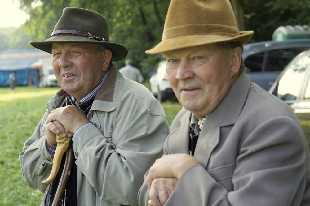 Hartmut Wöhlbier und Rudi Hübke (v.li.) beobachten den Wettbewerb.