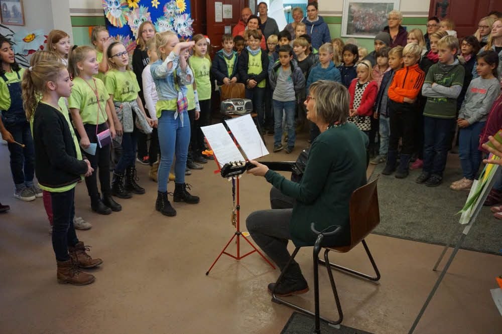 Mit Musik und Tanz begrüßt der Grundschulchor die neugierigen Besucher.