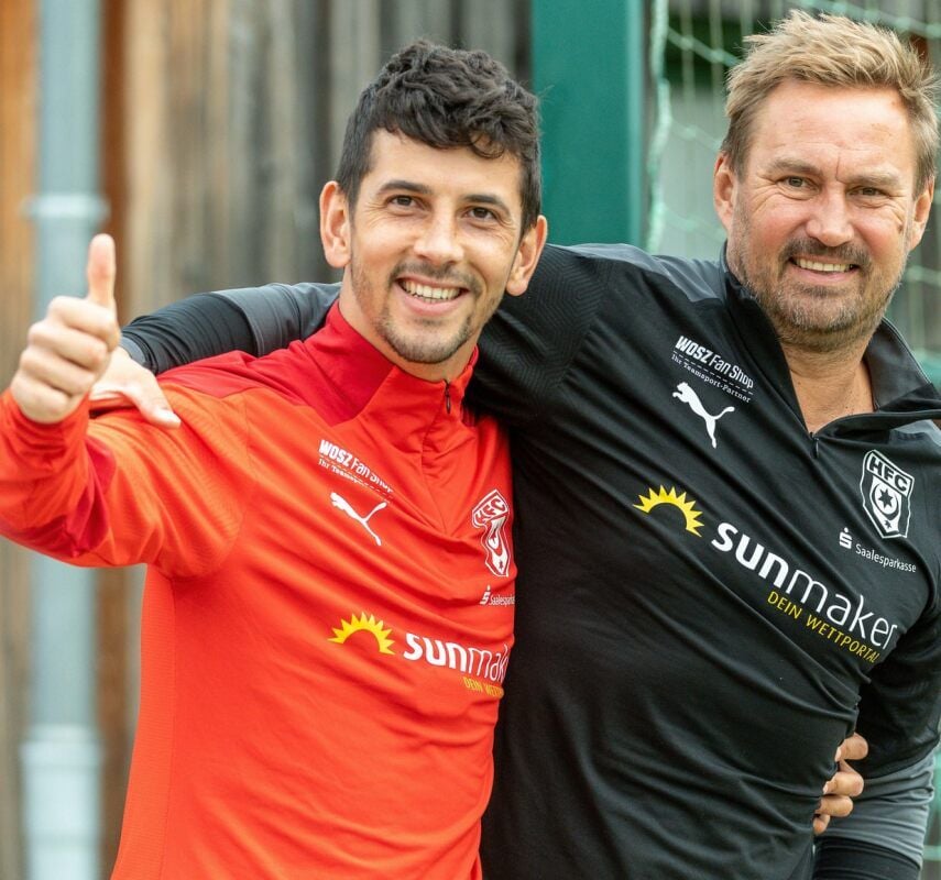 Julian Derstroff (l.) zusammen mit HFC-Teamleiter Mario Nickeleit im Trainingslager in Bad Blankenburg