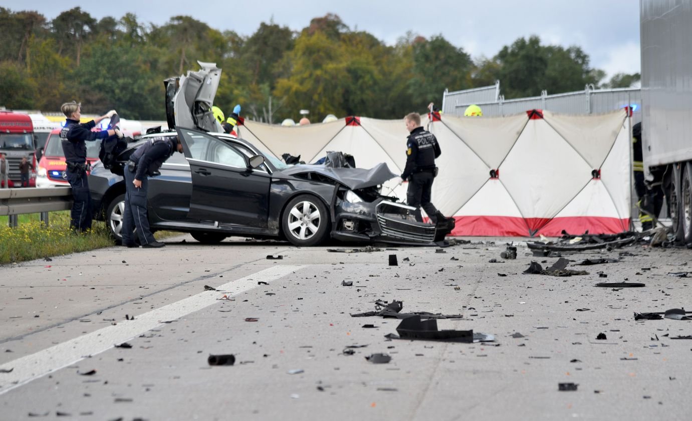Ein Autofahrer ist auf der Autobahn 6 tödlich verunglückt. Der 50-Jährige war am Stauende in der Nähe des Rasthofs Hockenheim ungebremst gegen einen stehenden Lastwagen geprallt.