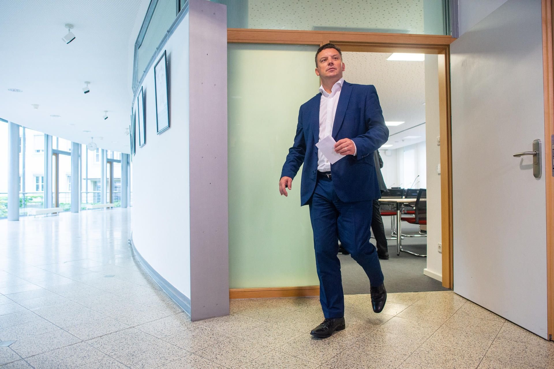 Andre Schröder (CDU), bisheriger Finanzminister des Landes Sachsen-Anhalt, verlässt im Landtag den Sitzungssaal der CDU. Schröder ist zurückgetreten.