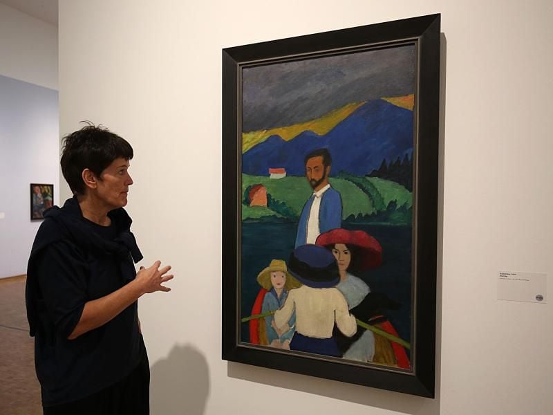 Kuratorin Rita Kersting vor Gabriele Münters Gemälde „Kahnfahrt”, in dem sie Kandinsky porträtiert hat. Foto: Oliver Berg
