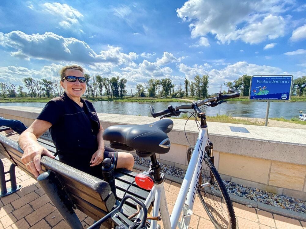 Hobby-Radlerin Brigitte Jenke aus Wittenberg macht eine Verschnaufpause am Elbufer in Elster.