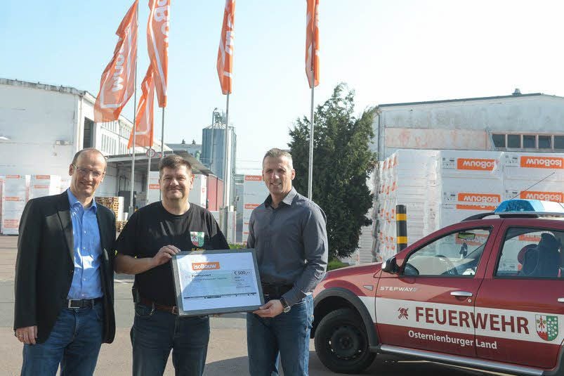 Stefan Hemmerling, Uwe Gebel und Gunnar Schubert (v. l.) bei der Scheckübergabe auf dem Isobouw-Gelände.