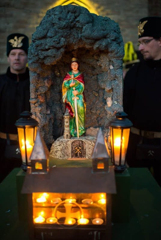 Bei der Bergparade am Sonntag ab 17 Uhr in Bad Suderode wird der Schrein der Heiligen Barbara durch den Ort bis zum Badehaus getragen.