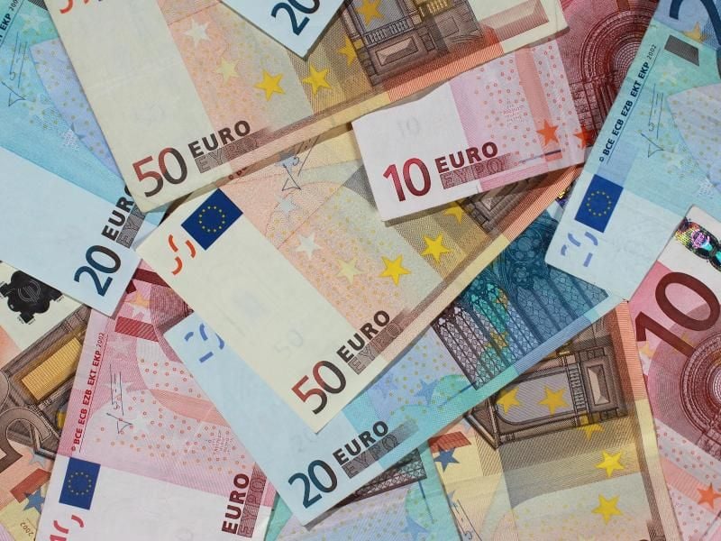 Banknoten von 50, 20 und 10 Euro. Foto: Jens Wolf/Archiv