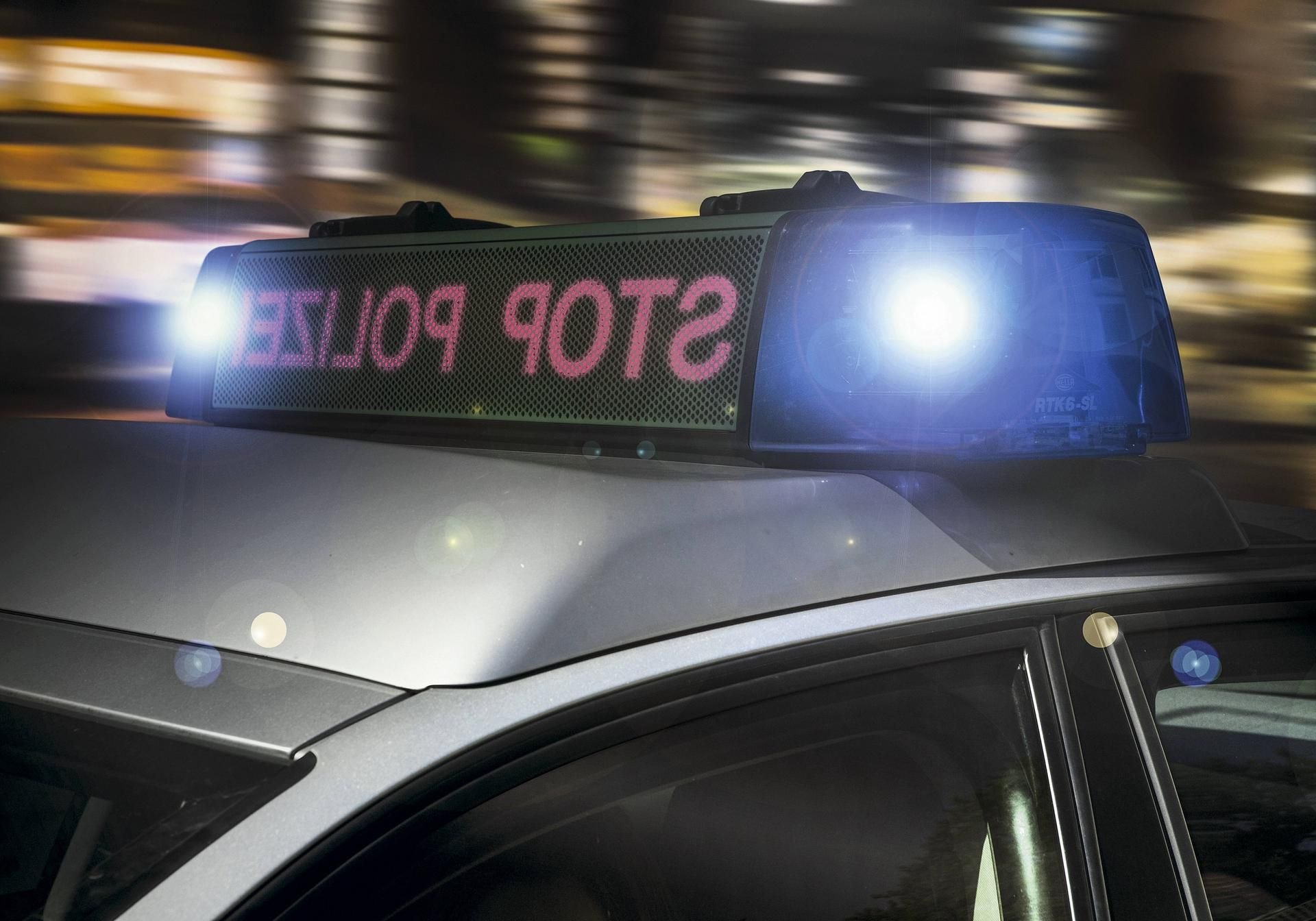 Stop Polizei auf einem Polizeiauto