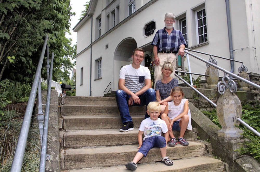 Kennen die Kita „St. Michael“ früher und heute: Jonas (4) und seine Schwester Leni (10), ihre Mutter Maria Zinke (30) und ihr Bruder Michael (v.l.n.r.). Wolfgang Oertel (70) gehört zu einer der ersten Kita-Generationen.