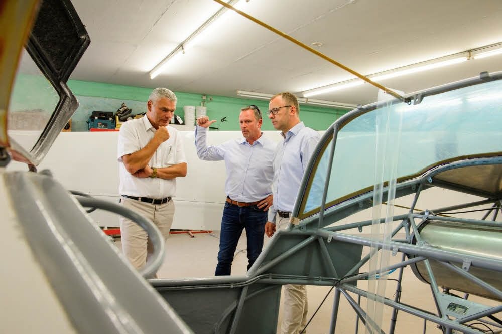 Während eines Rundgangs berichtet Vereinsvorsitzender Markus Neumeister Innenminister Holger Stahlknecht über die Arbeit des Hauses der Luftsportjugend in Laucha.
