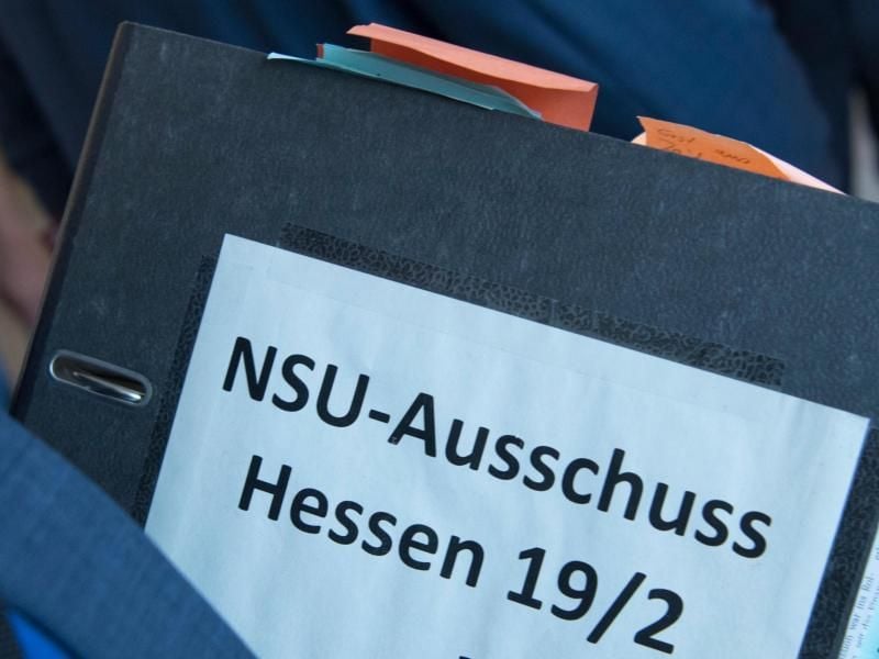 Ein Aktenordner mit der Aufschrift „NSU-Ausschuss Hessen”. Foto: Boris Roessler/Archiv