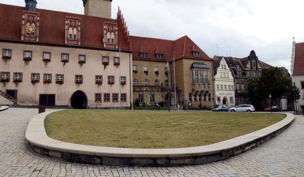 Standort auf der Grünfläche vor dem Rathaus
