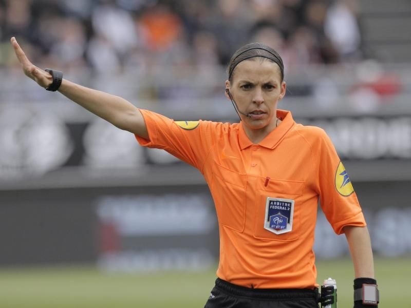 Schiedsrichterin Stéphanie Frappart wird den UEFA-Supercup leiten. Foto: Michel Spingler/AP