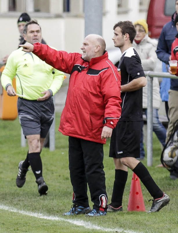 Stets engagiert an der Seitenlinie: Sporas Trainer Jochen Schulz.
