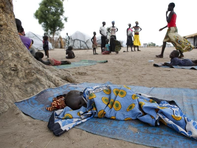 Ein Kind schläft in einem Flüchtlingslager in Gumbo (Südsudan). In mehreren Regionen Afrikas herrscht Hungersnot. Foto: Matthieu Alexandre