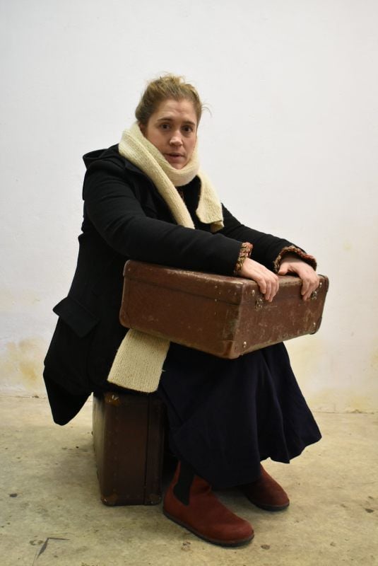 Figurenspielerin Julia Raab verkörpert in der szenischen Lesung die Jüdin Käthe Vordtriede, die 1939 in die Schweiz flüchtete.