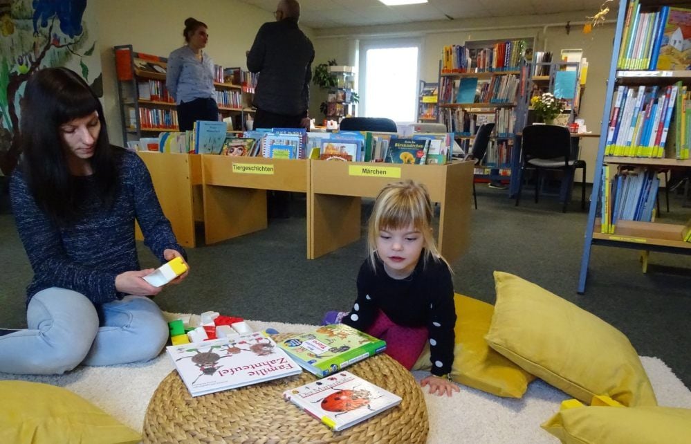Stöbern und Spielen in der Kinderbücherei: Paulina Nestler (4) mit Mutti Romy Stecklina