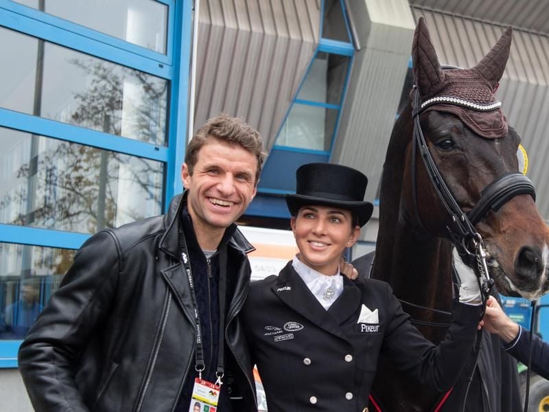 Ein sportliches Ehepaar: Reiterin Lisa Müller und Ehemann Thomas. Foto: Sebastian Gollnow/dpa