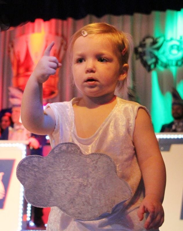 Die vierjährige Sonja, jüngste der Alete-Kids, tanzte als Wolke.