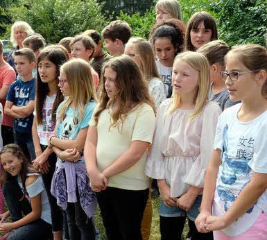 Die Kinder der Grundschule Schweinitz singen zur Einweihung der neuen Fahne ein Lied.