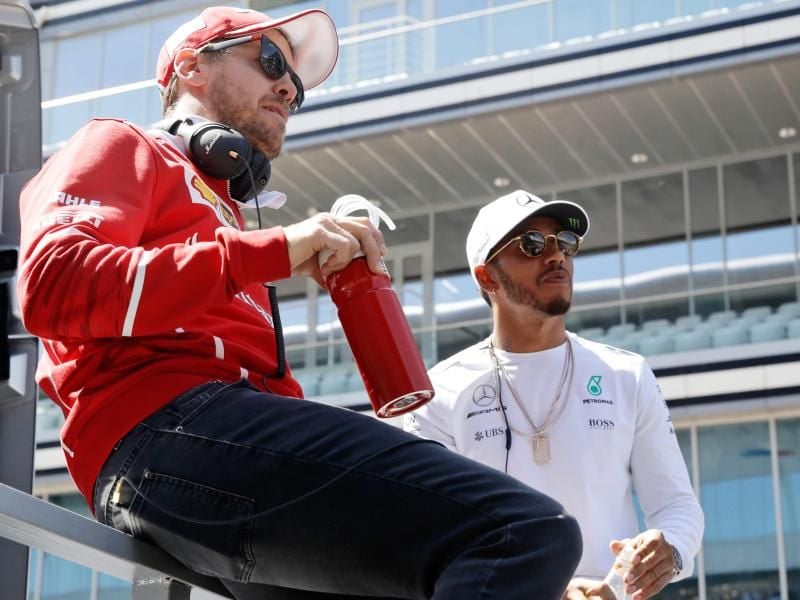 In Shanghai im Fokus: Sebastian Vettel (l) und Lewis Hamilton. Foto: Pavel Golovkin/AP