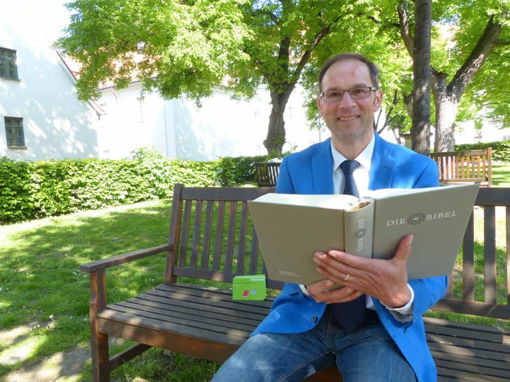 Pfarrer Ralf Döbbeling macht den Anfang: Hallenser lesen zum Kirchentag die Bibel komplett vor - vom Anfang bis zum Ende.